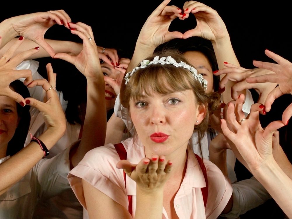 Un groupe rassemblé autour de la future mariée pendant le tournage au studio